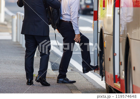 バスに乗り込む男性通勤客 119574648