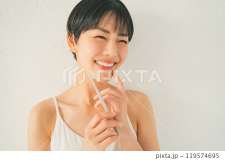 歯を磨く女性 歯を磨く女性 119574695