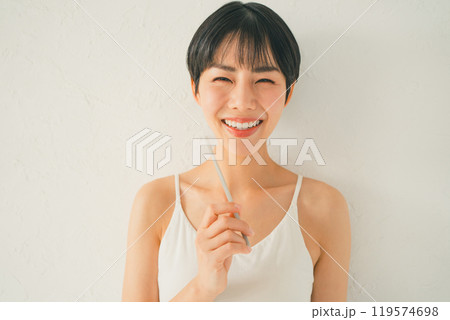 歯を磨く女性 歯を磨く女性 119574698