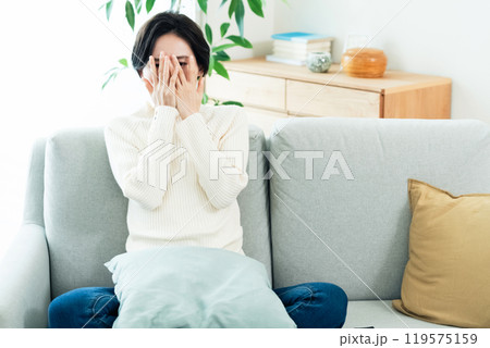 怖い映像を見る女性 怖い映像を見る女性 119575159