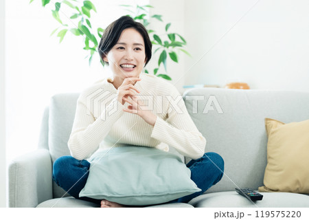 リビングでくつろぐ女性 リビングでくつろぐ女性 119575220