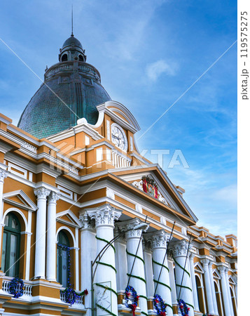 ムリリョ広場にある国会議事堂(ボリビアの都市ラパスの風景) ムリリョ広場にある国会議事堂(ボリビアの都市ラパスの風景) 119575275