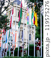 たくさんの旗が掲揚されたボリビアの都市ラパスの風景 119575276