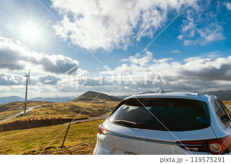 四国カルストと乗用車 119575291