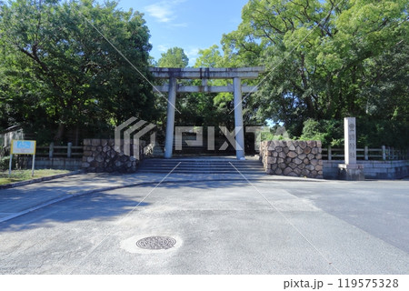 大坂城の豊国神社正面入り口 119575328