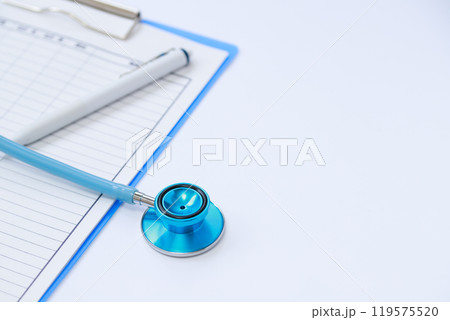 水色の聴診器と検査記録のバインダーの背景。医療機関のイメージ 119575520