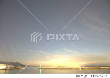 駿河湾に沈む紫金山・アトラス彗星と沼津漁港 駿河湾に沈む紫金山・アトラス彗星と沼津漁港 119575753