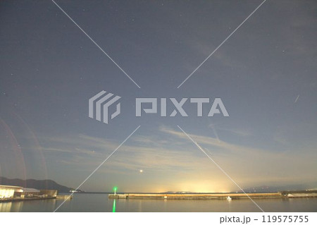 駿河湾に沈む紫金山・アトラス彗星と沼津漁港 119575755