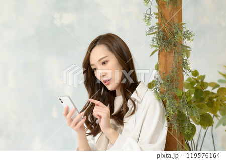 スマホを見て考え中の女性 119576164