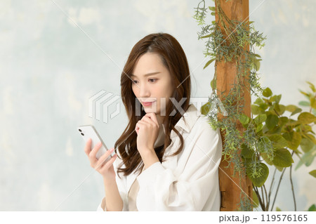 スマホを見て考え中の女性 スマホを見て考え中の女性 119576165