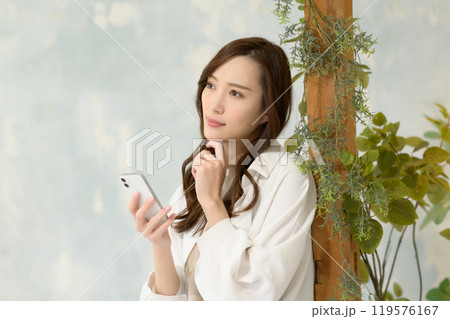 スマホを見て考え中の女性 119576167