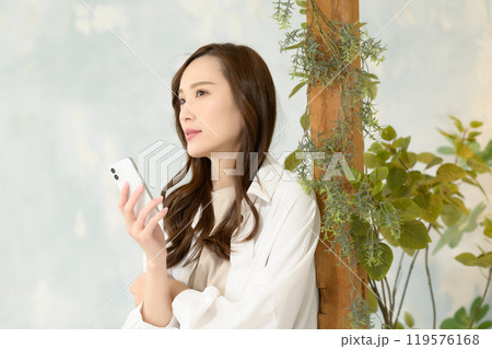 スマホを見て考え中の女性 119576168