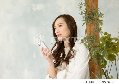 スマホを見て考え中の女性 119576171