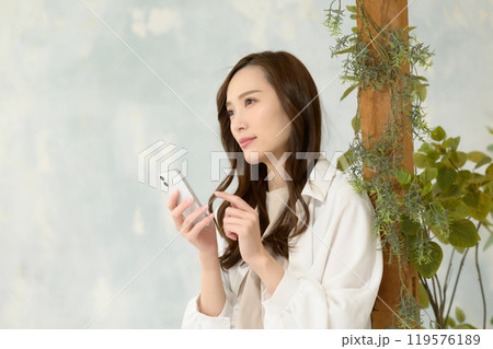 スマホを見て考え中の女性 スマホを見て考え中の女性 119576189