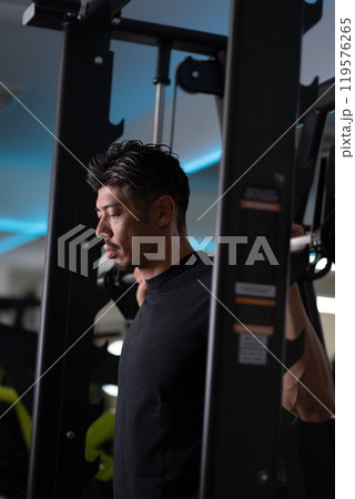 スポーツジムで下半身を鍛える40代男性 119576265