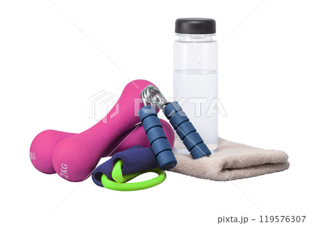 フィットネス用具と水、タオル。運動による健康な生活習慣のイメージ 119576307