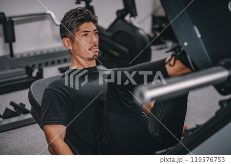 ジムで下半身を鍛える40代男性 119576753