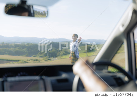 車の外を歩く若い女性 車の外を歩く若い女性 119577048