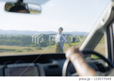 車の外を歩く若い女性 119577049
