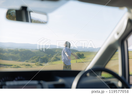 車の外を歩く若い女性 車の外を歩く若い女性 119577058