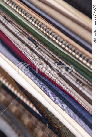 紳士服や洋服の美しい繊維と生地 119577074