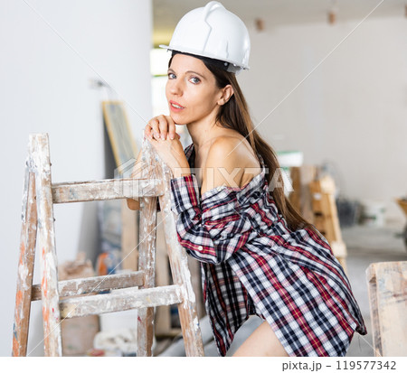 Young adult woman posing with bare shoulders 119577342