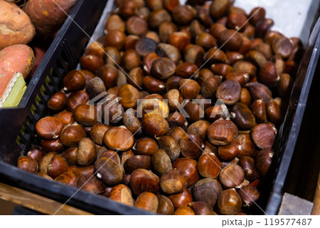 Box with chestnuts for sale in the market 119577487