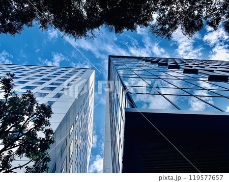 ビルの窓に映る青空 119577657