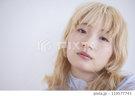 ビューティー　金髪女性のポートレート　 119577743