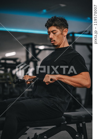 スポーツジムで鍛えている男性 スポーツジムで鍛えている男性 119578007