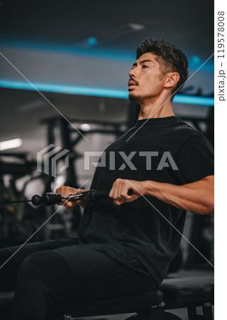 スポーツジムで鍛えている男性 スポーツジムで鍛えている男性 119578008