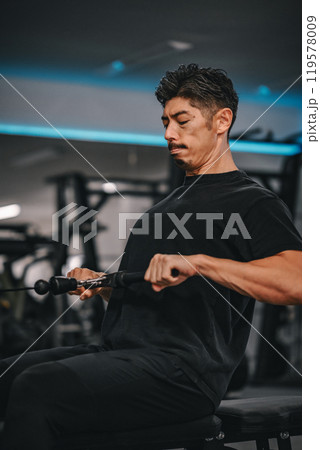 スポーツジムで鍛えている男性 119578009