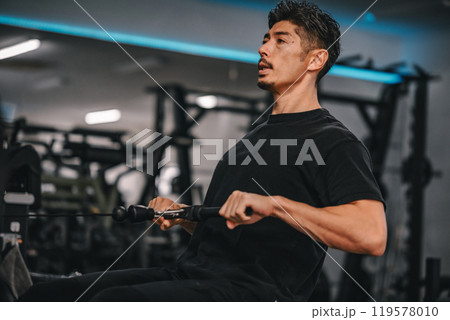 スポーツジムで鍛えている男性 119578010