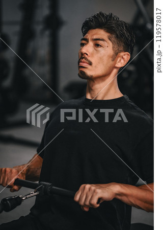 スポーツジムで鍛えている男性 119578017