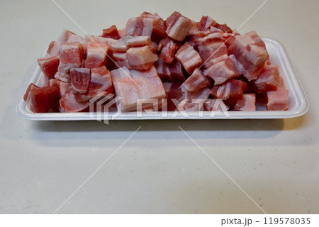豚バラ肉のサイコロカット後 119578035