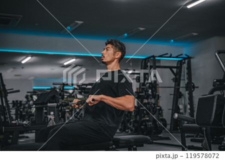 スポーツジムで鍛えている男性 119578072