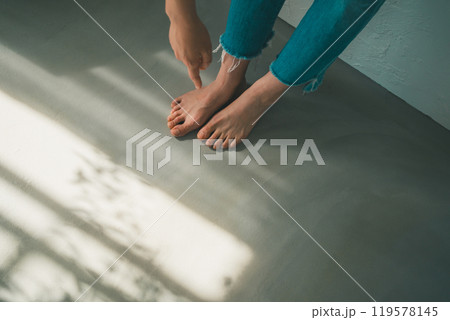 裸足の女性と窓明かり 裸足の女性と窓明かり 119578145