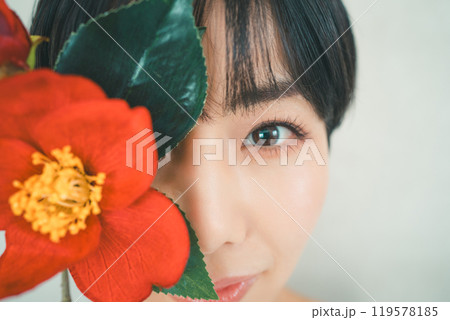 片目を隠す女性 片目を隠す女性 119578185