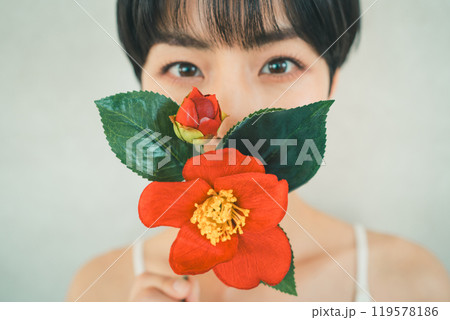 口と鼻を隠す女性 口と鼻を隠す女性 119578186