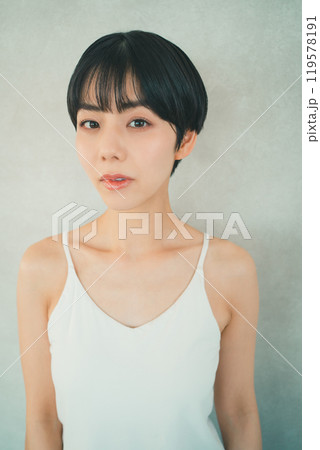 白いキャミソールを着た若い女性の美容イメージ 白いキャミソールを着た若い女性の美容イメージ 119578191