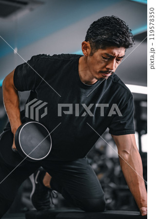 スポーツジム　40代　男性　トレーニング　 119578350