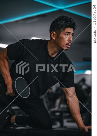 スポーツジム　40代　男性　トレーニング　 119578354