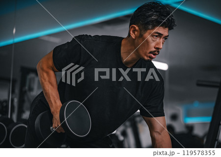 スポーツジム　40代　男性　トレーニング　 119578355