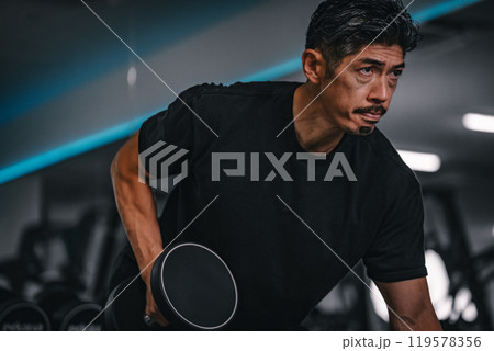 スポーツジム 40代 男性 トレーニング スポーツジム 40代 男性 トレーニング 119578356