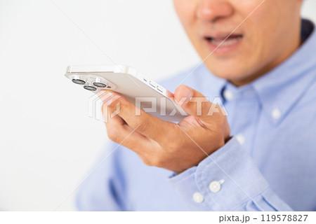 スマホの音声入力を使うミドル男性 119578827