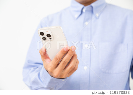 スマホを見るミドル男性 119578828