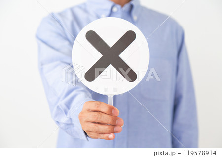 バツサインのプレートを差し出すミドル男性 バツサインのプレートを差し出すミドル男性 119578914