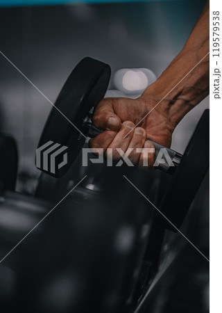 ダンベルを持った男性の腕 ダンベルを持った男性の腕 119579538