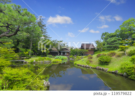 奈良の名勝庭園　依水園　柳生堂と氷心亭を望む 119579822