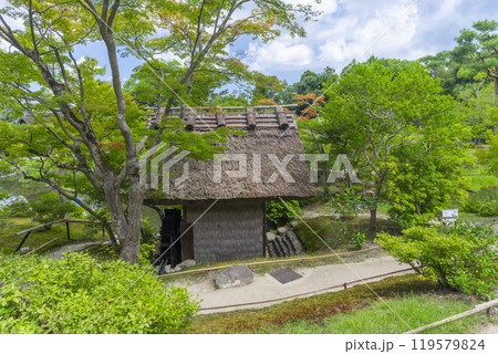 奈良　依水園　後園内にある茅葺屋根の水車小屋 119579824